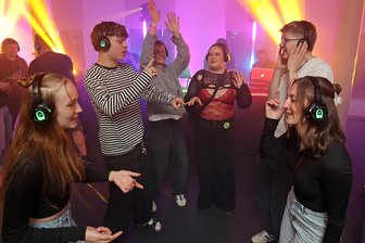 Vogtlands erste Kopfhörer-Disco trifft ins Schwarze - Im Ellefelder Café H 34 startete Vogtlands erste Silent-Disco.