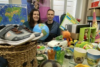 Vogtlands größter Verschenke-Markt öffnet: Eine Familie aus Mylau und ihr „Zeichen gegen die Wegwerfmentalität“ - Severine und Martin Wetzl in ihrem Haus in Mylau - in dem schon wieder eine Menge Gebrauchtes lagert, in top Zustand und viel zu schade zum Wegschmeißen. „Machen Sie es wie wir und schenken Sie Freude - anderen und sich selbst.“