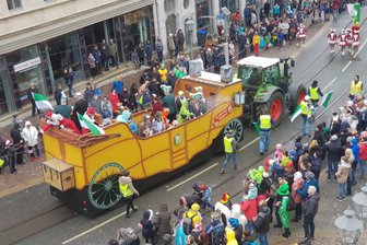 Vogtlands Narren bevölkern beim Faschingsumzug die Innenstadt von Plauen -