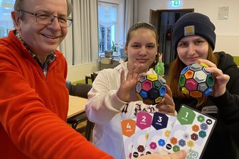 Vogtlands Schullandheime auf Rekordkurs: Was die Übernachtungszahlen steigen lässt, was auf die Gäste zukommt - Neuester Schrei in den Schullandheimen sind Boulder-Bälle. Das neue Spielgerät ergänzt das Setup der Kletterkurse im Limbacher Heim herausfordernd. Erzieherin Chantal Langner (rechts), Angelique Scopp und Heimleiter Michael Schwan.