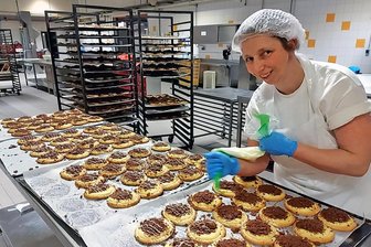 Vogtlands Stangengrüner Mühlenbäckerei nach harten Einschnitten durch Insolvenz: „Wir schließen keinen Standort mehr“ - Hier ist noch alles Handarbeit. Blick in die Konditorei der Mühlenbäckerei an der Lengenfelder Plohnbachstraße. Konditorin Bianca Barnofski ist seit 1999 im Unternehmen und aus der Konditorei nicht wegzudenken.