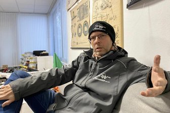 Vogtlands Trabi-Ass ist bei den „660 Minuten vom Lausitzring“ am Start - Thomas Kupke aus Heinsdorf hält am Lausitzring vor Trabi-Fans einen Trabi-Vortrag.