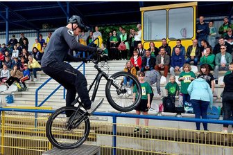 Vogtlandspiele in Reichenbach: Nach Spektakel und Fehlstart bleiben Fragezeichen fürs Wochenende - Fahrrad-Trial-Profi Marco Hösel sorgte für den spektakulären Teil der Eröffnungsfeier im Stadion am Wasserturm.
