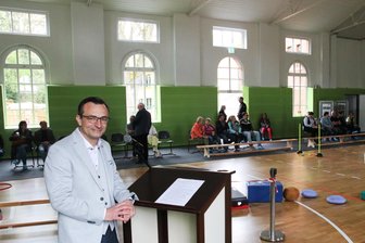 Vogtlandstadt will nächste Generation fit machen: Lengenfeld weiht Turnhalle ein - Bürgermeister Michael Heuck ist froh, dass die Turnhalle baulich für die Zukunft gerüstet ist.