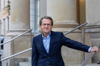Vogtlandtheater feiert 125-jähriges Bestehen - Der Ehrenvorsitzende des Plauener Theaterfördervereins, Lutz Behrens, vor dem Eingang des Plauener Vogtlandtheaters. Die Kulturstätte war vor 125 Jahren eröffnet worden.