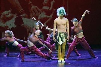 Vogtlandtheater stellt Highlights der neuen Spielzeit vor - Mit ihrer dynamischen Performance machten die Tänzer vom Ballet-Ensemble Appetit auf spannende Tanzabende mit anspruchsvollen Choreografien.