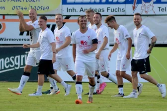 Vogut bringt virtuelles Spiel in die Realität: Neben einem Event am Männertag läuft die Vorbereitung für das Team der Saison an - Ruven Rittrich (FC Werda/im Vordergrund) wird für sein Tor für die Vogut-Auswahl gegen den VfB Auerbach gefeiert. Auch die Vogut-Gründer Nils Bauer (Zweiter von links) und Jan Zimmermann (ganz rechts) freuen sich mit.