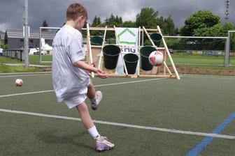 Vogut-Fußball-Challenge: Feuer frei auf Eimer, Tonnen und Verkehrsschilder - Tonnenschießen – eine der fünf Stationen auf dem Vogut-Geschicklichkeitsparcours.
