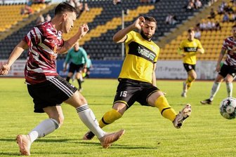 Vogut-Vogtlandauswahl: Premiere begeistert die Fans - Andreas Knoll (links) von der Vogut-Vogtlandauswahl im Duell mit Kyriakos Andreopoulos. Die Auswahl, die vor dem Spiel nur zweimal gemeinsam trainieren konnte, verlangte dem Oberligisten im Plauener Vogtlandstadion alles ab.