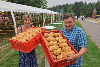 Voigtlaide feiert Ortsjubiläum: Wenn der Dorf-Bäcker extra 550 Kilometer weit anreist - Annett und Hartmut Böhm von der gleichnamigen Bäckerei brachten am Samstagmittag die Brötchen auf den Festplatz.