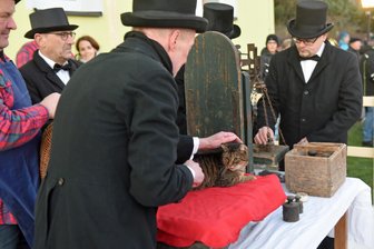 Voigtsdorfer Katzenwiegen mit landesweiter Anziehungskraft - Kater Carlo hat erstmals als Vierbeiner mit seiner Gewichtszunahme das Wetter durch Jens Lommatzsch und seinem Katzenkomitee voraussagen lassen.