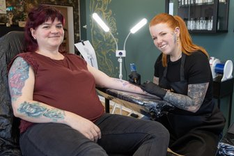 Vokuhila und Tattoos: Jungunternehmer im Erzgebirge erfüllen sich Traum - Denise Naumann tätowiert in ihrem neuen Studio in Annaberg-Buchholz Julia Schotts Arm.