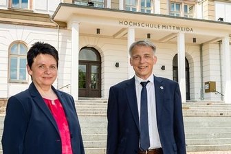 Volkmar Tolkmitt zum neuen Rektor gewählt - Von links: Iris Firmenich - Vorsitzende des Hochschulrates und Volker Tolkmitt - Neuer Rektor der Hochschule Mittweida