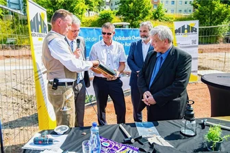 Volksbank-Chef legt Grundstein für neue Filiale in Aue – Stadt stellt Parkplatz bis zum Tag der Sachsen fertig - Andreas Neef, der Chef der Baufirma MHR Bad Schlema, Volksbank-Vorstandsvorsitzender Gunnar Bertram, Aufsichtsratsvorsitzender Jens Müller, Architekt Jörge Finkbeiner und OB Heinrich Kohl (v. l.) füllten die Kapsel für die Grundsteinlegung.