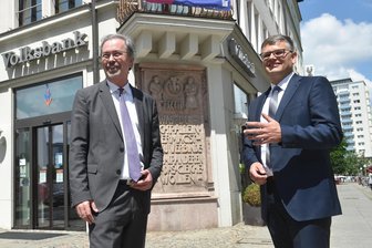 Volksbank Chemnitz: Höhere Zinsen lassen Kunden wieder umdenken - Die beiden Vorstände Gunnar Bertram (li.) und Vorstand Gerd Koschmieder vor der Hauptniederlassung der Bank in Chemnitz.