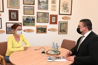 Volksbank eröffnet Filiale in Stollberg - Serviceberater Jonas Illgen im Beratungsgespräch mit Kundin Jana Vöhringer im Raum Erzgebirge der neuen Bankfiliale an der Auer Straße in Stollberg.