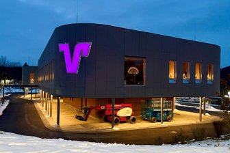 Volksbank im Erzgebirge endlich komplett: Neubau erhält finalen Schliff - Die Fassade der neuen Volksbankfiliale in Aue ist seit wenigen Tagen komplett.