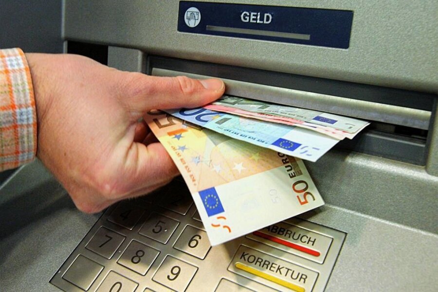 Volksbank im Vogtland bilanziert zufriedenstellendes Geschäftsjahr - Abheben von Bargeld am Geldautomat: Die Volksbank Vogtland-Saale-Orla hat Zahlen für das Geschäftsjahr 2022 vorgelegt. 