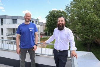 Volksbank Mittweida stellt neue Mehrfamilienhäuser in Hartmannsdorf vor - Raymond Uhlig (links) von der Volksbank und Alexander Franz von KPM Bau auf der Dachterrasse eines der neuen Häuser.
