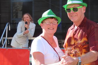 Volksfest in Werdau: Schlagerfans tanzen auf dem Marktpflaster zu Hits von Helene Fischer - Martina und Dieter Gebler tanzten zu Hits von Helene Fischer, die Sängerin Laura als Double der Schlager-Ikone am Samstagnachmittag auf dem Markt performte.