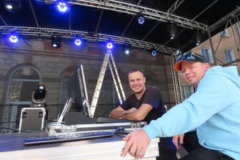 Volksfest in Werdau: Was Bier und Roster kosten und was es abseits vom Rummeltreiben noch zu erleben gibt - Die Lichttechniker Lucas Herrmann (hinten) und Timo Häder richteten am Donnerstagnachmittag die Beleuchtung und den Ton für die Volksfest-Bühne auf dem Werdauer Markt ein.
