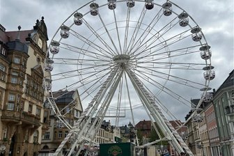 Volksfest in Werdau: Was kosten Bier, Burger, Pommes und Quarkbällchen? - Fertig zum Start ist das Riesen-Riesenrad vorm Rathaus. Seit vielen Jahren Pause dreht sich das 40 Meter hohe Fahrgeschäft am Wochenende wieder in Werdau.