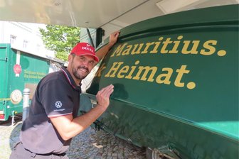 Volksfest in Werdau: Was kosten Roster, Fladenbrot und Bier und wie ist es um die Sicherheit bestellt? - Der Bierwagen ist aufgestellt: Sebastian Jubelt vom Hotel „Friesen“ hat am Donnerstag alles startklar gemacht fürs Volksfest auf dem Werdauer Markt. Das beginnt am Freitag, 14 Uhr. 18 Uhr wird ein Fass Bier angestochen.