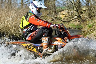 Volksfeststimmung spornt alle an - Der Saisonauftakt in Dahlen führte Florian Görner und die anderen Teilnehmer der Deutschen Meisterschaft sowie des DMSB-Enduro-Cups unter anderem auch durchs Wasser der Dahle. 