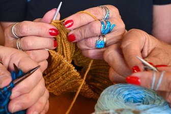 Volkshochschule Chemnitz geht mit 600 Angeboten ins Sommersemester - Die Volkshochschule bietet auch Strickkurse an.
