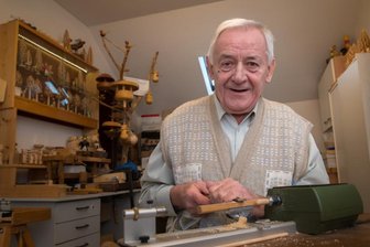 Volkshochschule freut sich auf junge Handwerker und Bastler - Acht Drechselbänke stehen den Kindern in Christfried Köhlers Werkstatt zur Verfügung. Mit einem Meißel werden die Holzstücke in Form gebracht. Anschließend können sie mit Filzstiften bemalt werden.