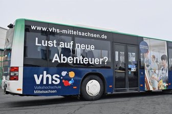 Volkshochschule Mittelsachsen wirbt per Bus für Kurse - Ein Fahrzeug von Regiobus Mittelsachsen macht neugierig auf die Kursangebote der Volkshochschule Mittelsachsen. 