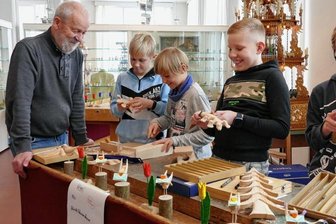 Volkskunst begeistert immer mehr Kinder - Unter Anleitung von AG-Leiter Wilfried Tomaszewski zeigten die jungen Schnitzer Louis Reichenbach, Domenic Götze, Henning Tränkner und Karl-Kurt Richter (von links) im Depot Pohl-Ströher ihr Können. In der Gelenauer Grundschule treffen sie sich einmal pro Woche, um gemeinsam zu üben.