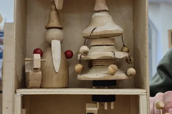 Volkskunstschule Oederan: In diesen kleinen Kästen stecken ganze Bergwerke - In der Volkskunstschule in Oederan entstehen Bergkästen wie dieser.