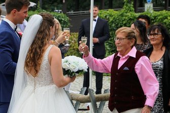 Volksmusikstar Eberhard Hertel lässt sich Hochzeit von Sängerin Loreen und Plauener Wasserballer nicht entgehen - Eberhard Hertel, der bei der Trauung im Standesamt mit dabei war, gab den jungen Leuten herzliche Worte mit auf den Weg.