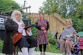 Volkssport-Duathlon, Stadtteilfest, Kultursommer: Was ist los diese Woche in Mittelsachsen? - Die Mitglieder der Miskus-Theatergruppe bei "Musik, Licht und Steine" 2022 in Frauenstein. 