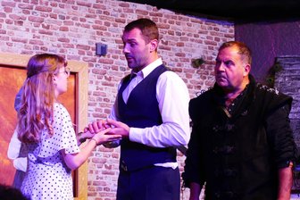 Volkstheater im Erzgebirge: Das „Gespenst“ von Dittmannsdorf - Elly Merbeth, Tobias Kluge und Daniel Merbeth (von links) übernahmen beim diesjährigen Theater-Herbst tragende Rollen.