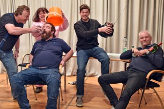 Volkstheater lädt in die Oederaner Bierstube „Zum warmen Würstchen“ - Die Proben für die Spielzeit 2024/25 des Dramatischen Vereins mit Chef Mario Böhme (r.) sind im Bürgersaal Oederan angelaufen. Das Lustspiel heißt: „Kaviar trifft Currywurst“.