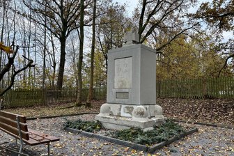 Volkstrauertag in Lichtenau: Kriegerdenkmal rechtzeitig aufgebaut - Pünktlich zum Volkstrauertag am 17. November ist das Kriegerdenkmal in Oberlichtenau fertiggestellt.