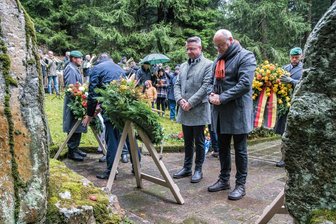 Volkstrauertag: Menschen im Erzgebirge gedenken Opfern von Gewalt und Krieg - Marienbergs Oberbürgermeister André Heinrich (r.) und sein Stellvertreter Roy Müller legen einen Kranz nieder.