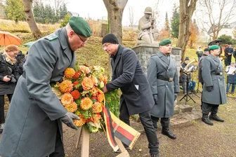Volkstrauertag: Menschen in Marienberg gedenken Opfern von Gewalt und Krieg - Oberstleutnant Georg Böhme und Oberbürgermeister André Heinrich (v. l.) legten gemeinsam einen Kranz nieder.