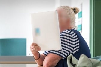 Volksverhetzung im Erzgebirge: Wenn ein kleiner Facebook-Klick zur Straftat wird - Eine 59-Jährige muss sich vor dem Amtsgericht Marienberg wegen Volksverhetzung verantworten. Sie hatte einen Facebook-Post geteilt.