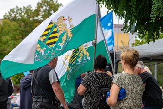 Volksverhetzung und Beleidigung: Landgericht Zwickau verurteilt zwei Stadträte aus Westsachsen - Anhänger der „Freien Sachsen“ bei einer Kundgebung in Zwickau. Zwei Stadträte der rechtsextremen Partei sind jetzt wegen Volksverhetzung und Beleidigung verurteilt worden.