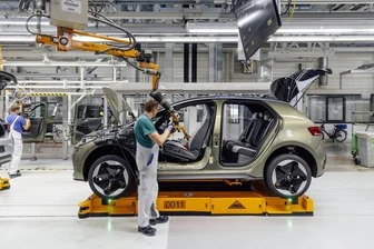 Volkswagen ändert Pläne für seine Fabriken: Werk in Zwickau behält offenbar vorerst ein weiteres Modell - Ein ID.3 in der Montage im Zwickauer VW-Werk. Das Modell soll länger in Zwickau gefertigt werden als bisher geplant.