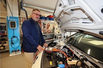 Volkswagen-Ausbilder rüsten sich für autonomes Fahren - Der Geschäftsführer des Bildungsinstitutes von Volkswagen Sachsen, Holger Naduschewski, befindet sich im sogenannten Hochvolt-Labor. Dort werden die Azubis an der komplizierten Elektrik ausgebildet.