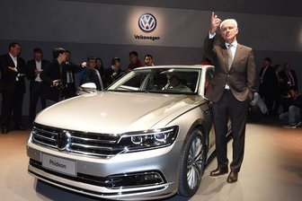 Volkswagen erfindet den Phaeton neu - aber nur für China - VW-Chef Matthias Müller zeigt sich beim Volkswagen-Konzernabend neben einem VW Phideon.