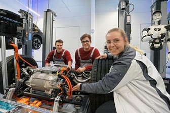 Volkswagen erweitert Bildungsinstitut - Ausbilderin Grit Bröer sowie die Azubis Leon Salomon und Maximilian Mothes (von rechts) haben nun mehr Platz zum Lernen, und sie gehen gemeinsam neue Themen an.