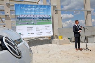 Volkswagen feilt an seiner Zukunft: Der Tag im Landkreis Zwickau - Auch Ministerpräsident Michael Kretschmer (CDU) war bei der Grundsteinlegung für die neue VW-Logistikhalle im Gewerbegebiet Meerane-Crimmitschau anwesend.