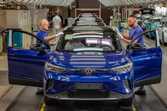 Volkswagen in Zwickau stoppt Teil der Produktion - Läuft in den nächsten drei Wochen bei Volkswagen Sachsen in Zwickau nicht mehr vom Band: das Elektroauto ID.4.