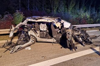 Volkswagen kracht bei Naunhof in Laster: Sechs Verletzte auf A14 - Das Wrack des VW Touran.
