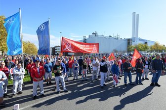Volkswagen Sachsen: Betriebsrat droht mit „heißem Winter“ - Beschäftigte von Volkswagen sind am Werkstor in Zwickau zu einer Infoveranstaltung des Betriebsrates zusammengekommen. Die Volkswagen Mitarbeiter sagen dem Management in Wolfsburg den Kampf an.